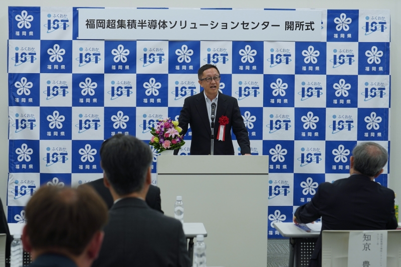 あいさつする黒田センター長