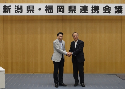 握手する服部知事・花角知事（新潟県）