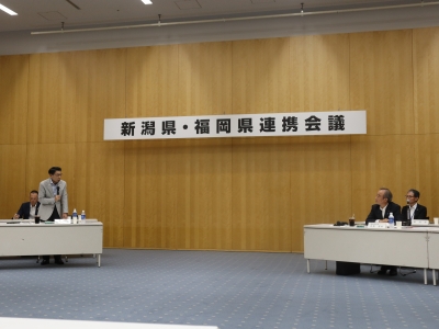 意見交換する両知事