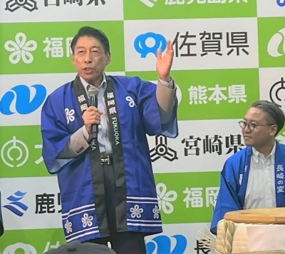 県ブースを紹介する知事