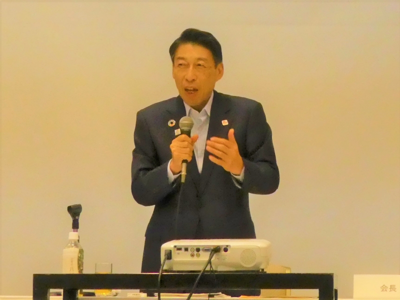 挨拶する知事