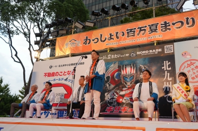 あいさつする知事