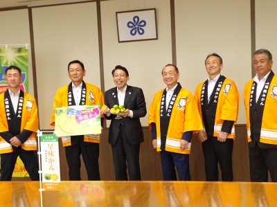 （集合写真）左からJA全農ふくれんかんきつ部会　浦田大作副部会長、中島光秀副部会長、知事、立花茂樹部会長、JA全農ふくれん乗富幸雄運営委員会会長、正木栄作副本部長