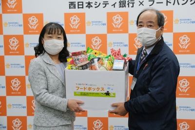 フードドライブで集まった食品の寄贈