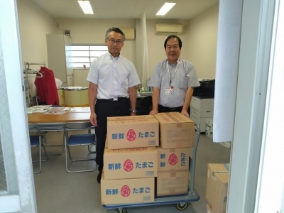 規格外の卵を寄贈する様子