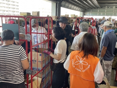 大勢の方がくるフードパントリー