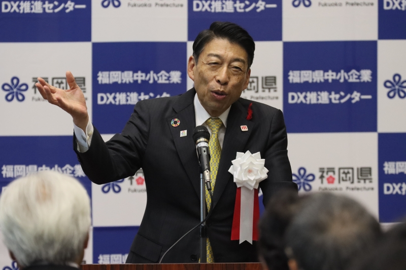 あいさつする知事