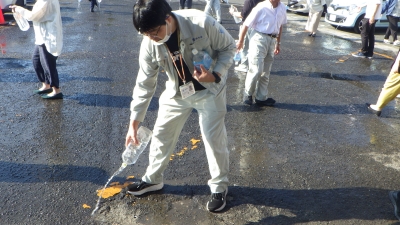 打ち水の様子　3