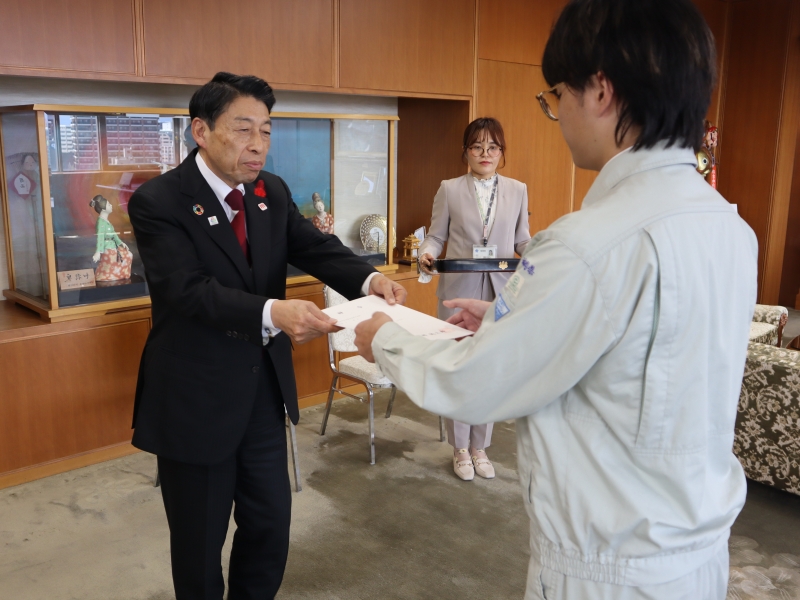 辞令を交付する知事