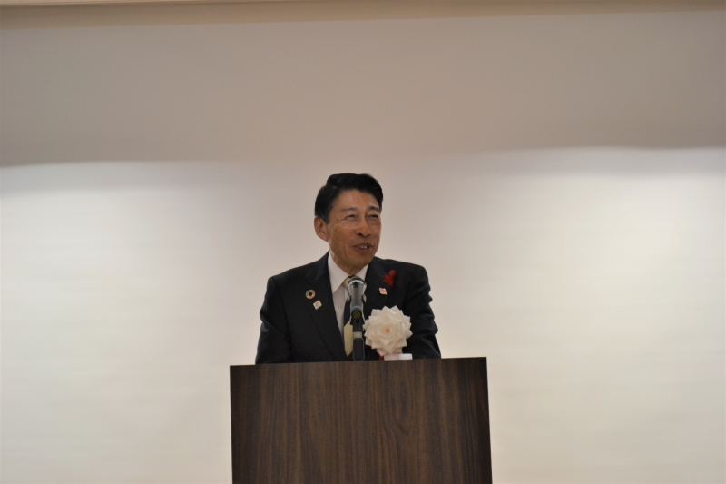 あいさつする知事