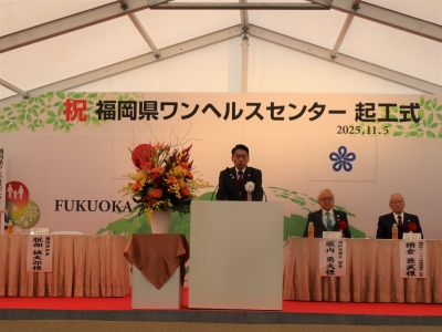 あいさつする知事