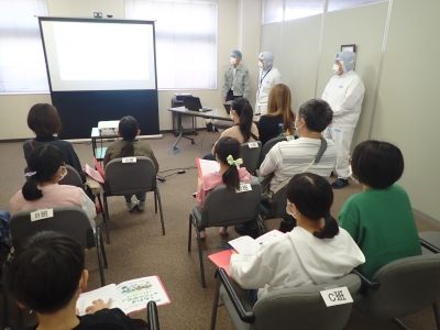 工場概要の説明の様子