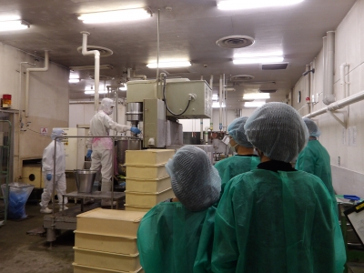 工場見学をしている様子①