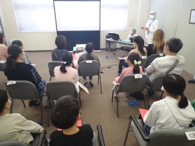 工場での食品ロス削減対策・環境対策の説明の様子