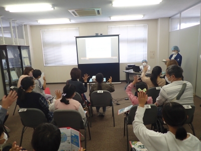 家庭でできる食品ロス削減対策の説明の様子