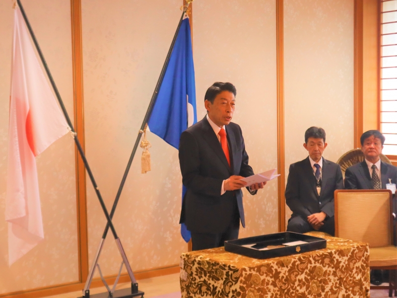 式辞(祝辞)を述べる知事