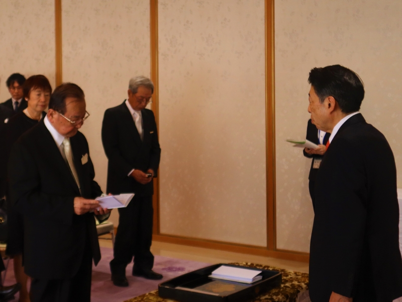 受章者を代表しあいさつする三田村統之さん