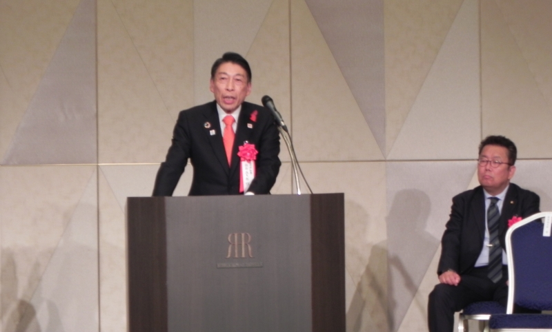 あいさつする知事