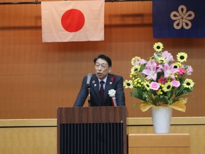 あいさつする知事