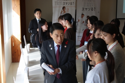 デザインの説明を受ける知事