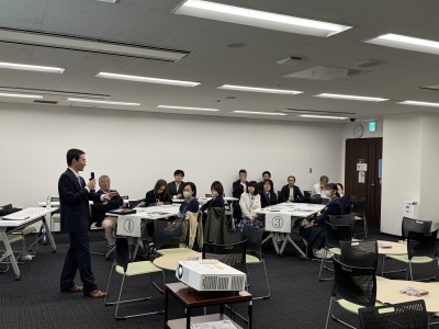 会議の様子（ファシリテーターによるアイスプレイク・ワンヘルスの概要説明の様子）