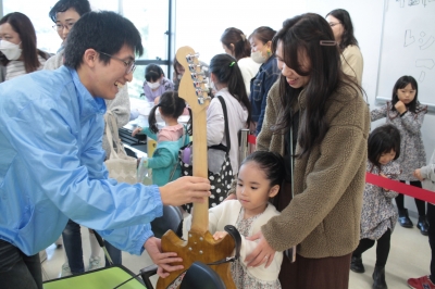 昨年度の様子 （手作りギター演奏体験）
