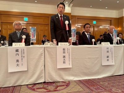 あいさつする知事