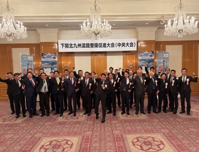 ガンバロウ三唱にて発声の音頭取る知事