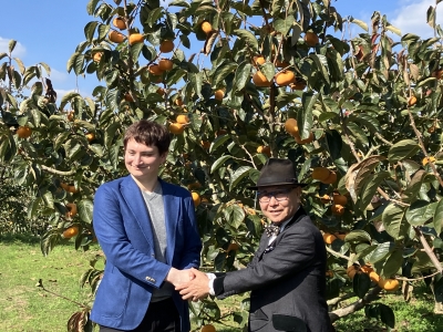 （写真）ほ場を訪れたルイ氏と石原氏