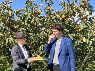 (写真)秋王を試食されるルイ氏