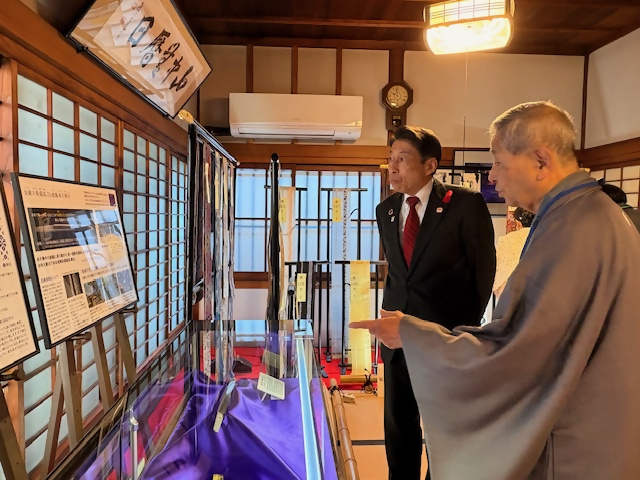 原田代表理事から説明を受ける知事