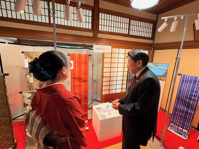 学生から説明を受ける知事