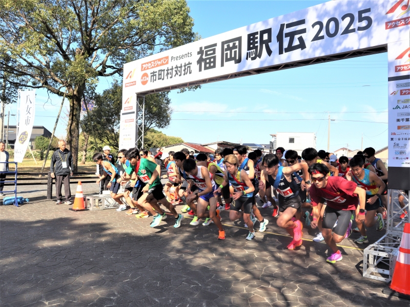 一斉にスタートする選手