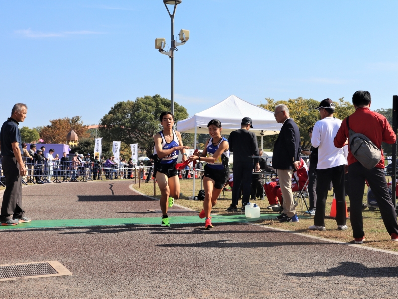 たすきをつなぐ選手