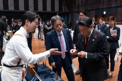 服部知事も場内を見学