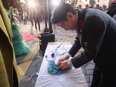 オーナメントを制作する知事