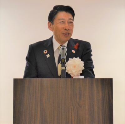 あいさつする知事