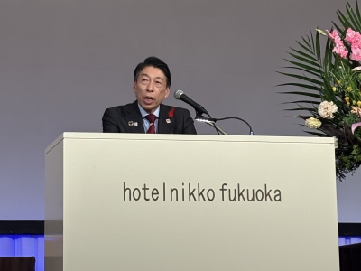 あいさつする知事