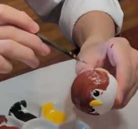 「モマ笛」絵付け体験の様子