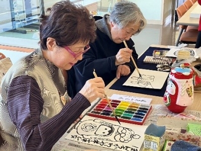 絵手紙作家による縁起物のスケッチ会の様子