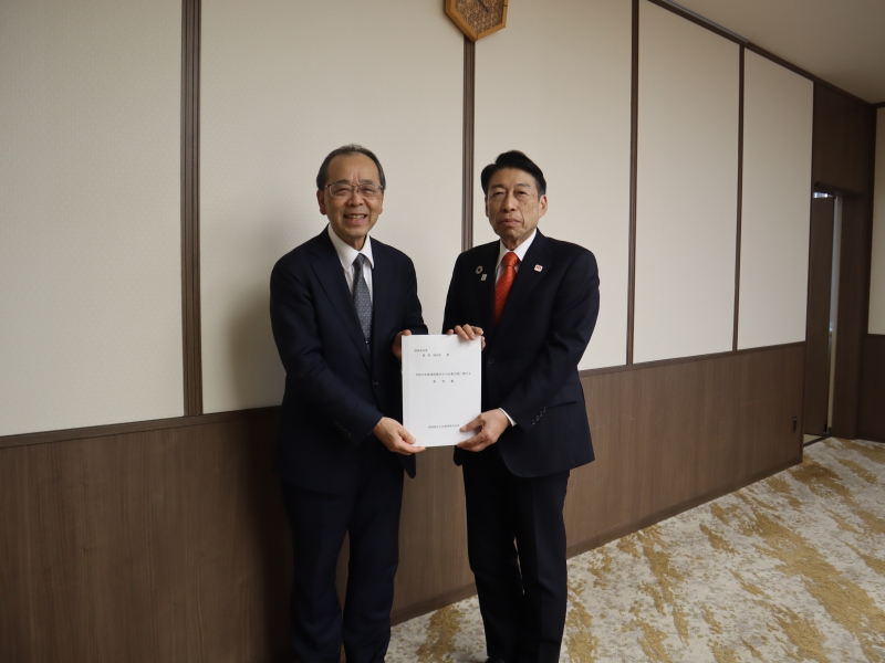 要望書を受け取る知事