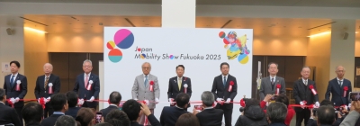 テープカットの様子