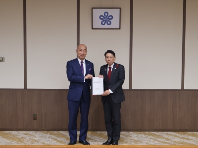 答申書を受け取る知事