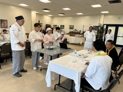 学生がプレゼンテーションを行う様子の写真