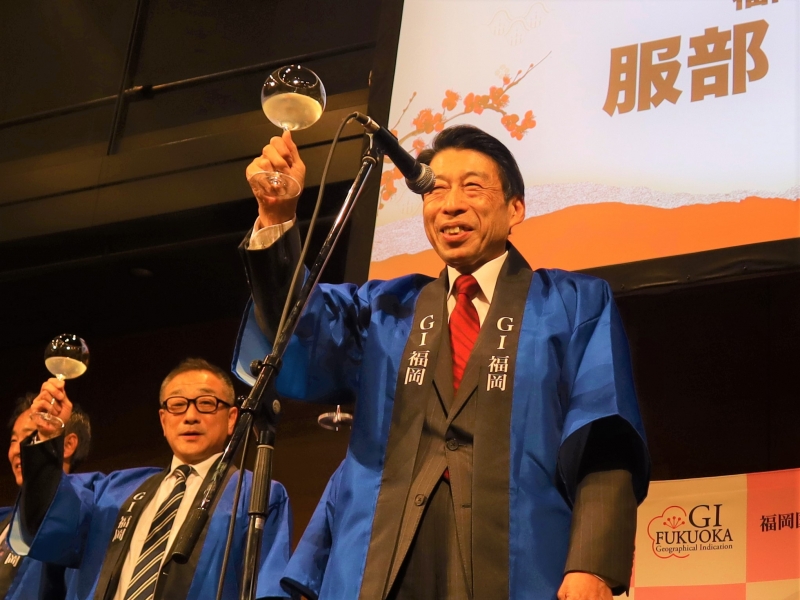 あいさつする知事