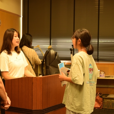 株式会社吉開のかまぼこ代表取締役社長の林田様が生徒から質問を受ける様子