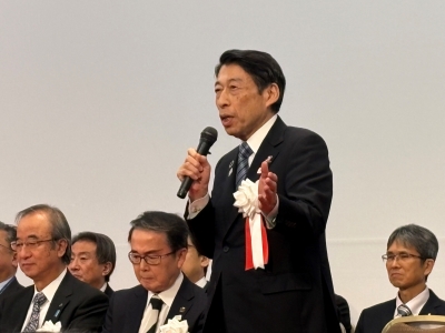 あいさつをする知事