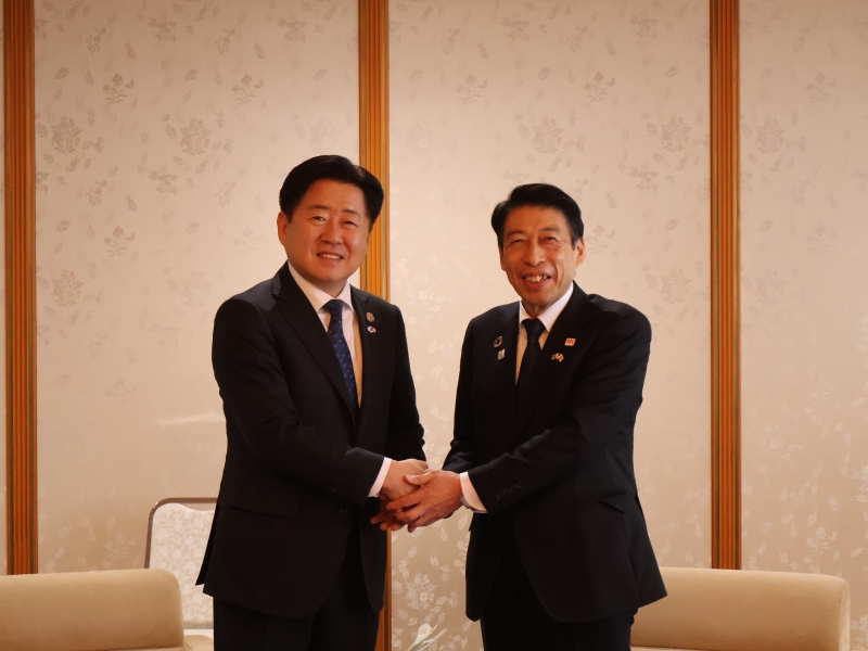 吳 怜勳（オ ヨンフン）済州特別自治道知事と握手する知事