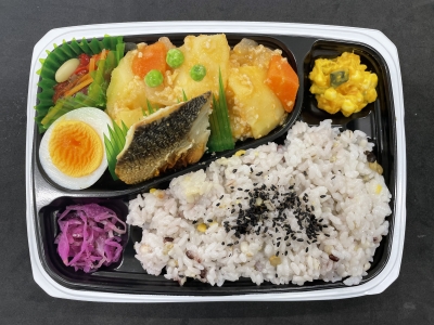 麹のチカラ！肉じゃがと焼さば弁当