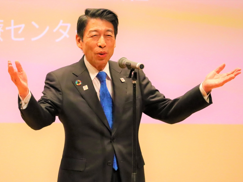 あいさつする知事